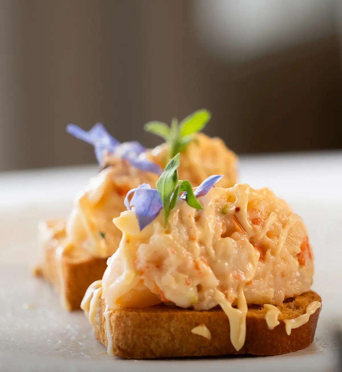 Krokant toastje met krab en verse bloemetjes