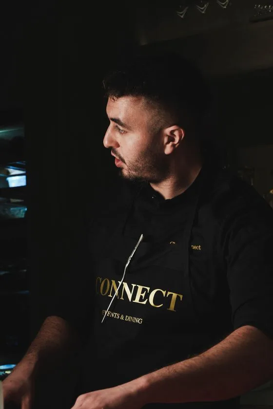 Executive Head Chef Reda Hamite in het schort van Connect Events & Dining