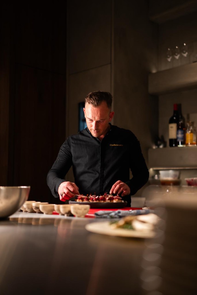 Freelance chef die een gerecht opmaakt, geleverd door Chefs Connect