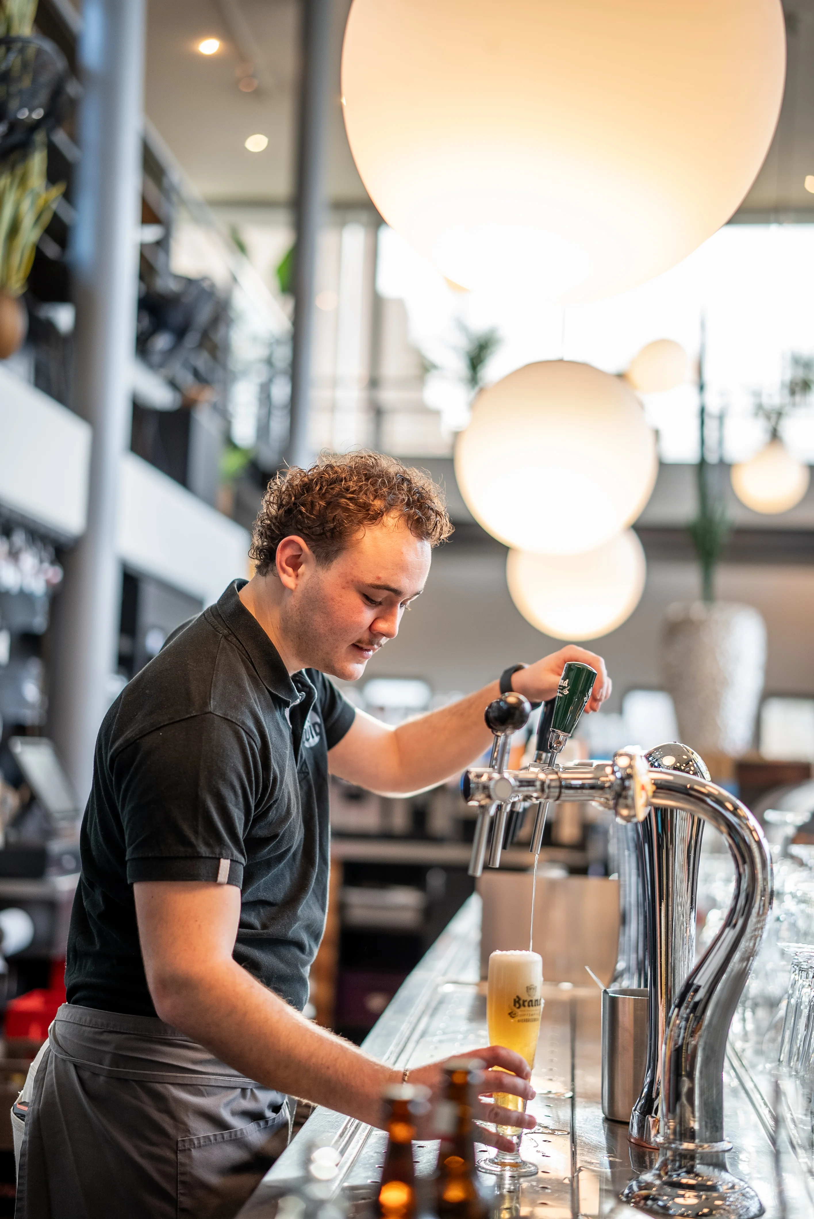 Freelance bedieningsmedewerker van Chefs Connect aan het werk