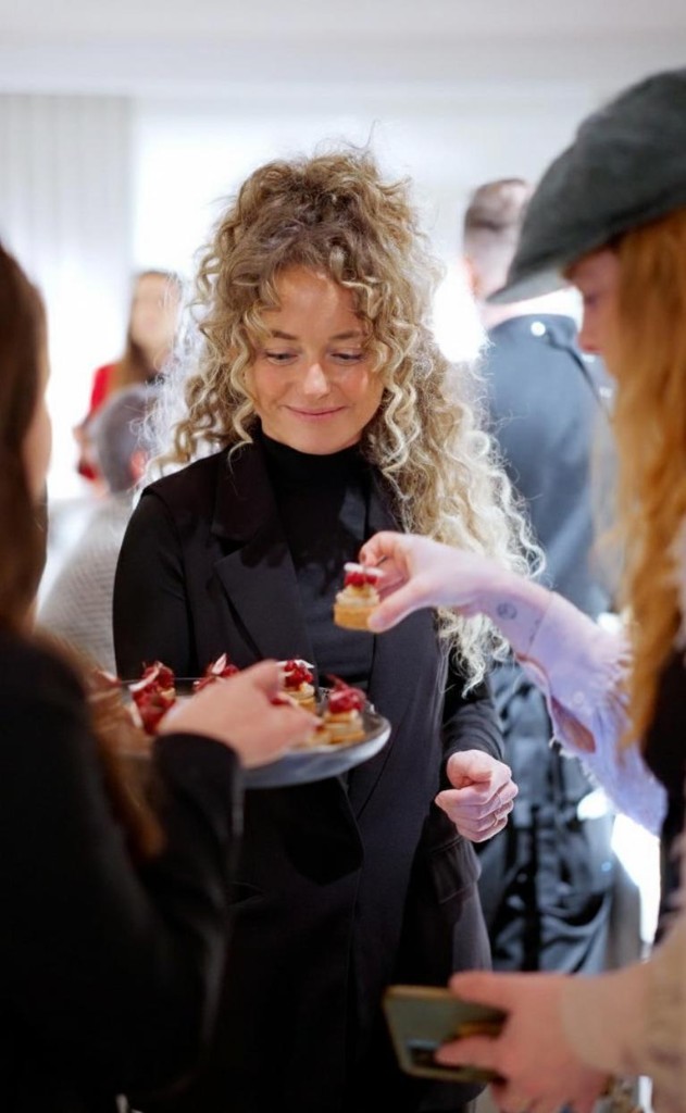 Professionele horecamedewerker van Chefs Connect aan het werk in Nijmegen